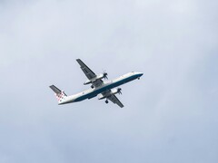 Samolot lecący po niebie (źródło zdjęcia: Kat von Wood via Unsplash; przycięte)