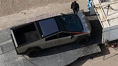 Wycieraczka Cybertruck w fazie testów (zdjęcie: Brad Sloan/YT)