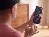 Osoba wykonująca gest języka migowego jedną ręką przed telefonem Pixel, na którego ekranie wyświetla się rozpoznany tekst w aplikacji Gboard
