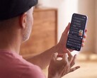 Osoba wykonująca gest języka migowego jedną ręką przed telefonem Pixel, na którego ekranie wyświetla się rozpoznany tekst w aplikacji Gboard