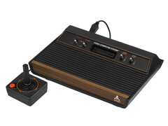 Konsola do gier wideo w stylu retro, Atari 2600, sfotografowana na białym tle. (Źródło zdjęcia: Evan-Amos na Wikimedia Commons)