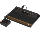 Konsola do gier wideo w stylu retro, Atari 2600, sfotografowana na białym tle. (Źródło zdjęcia: Evan-Amos na Wikimedia Commons)