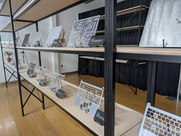 Proces produkcji nowej ramy bazowej i pokrywy zewnętrznej ze stopu metalu rozpoczyna się od bloku ze stopu aluminium 6063