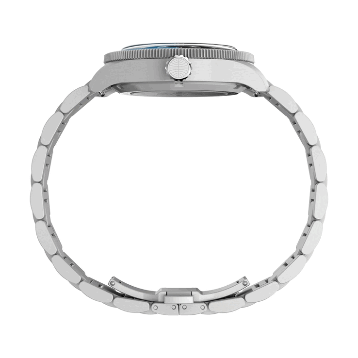 Zegarek Timex Pan Am Waterbury Automatic GMT przedstawiony z boku, z uwypukleniem obudowy ze szczotkowanej stali nierdzewnej oraz powiększonej koronki z logo Pan Am.