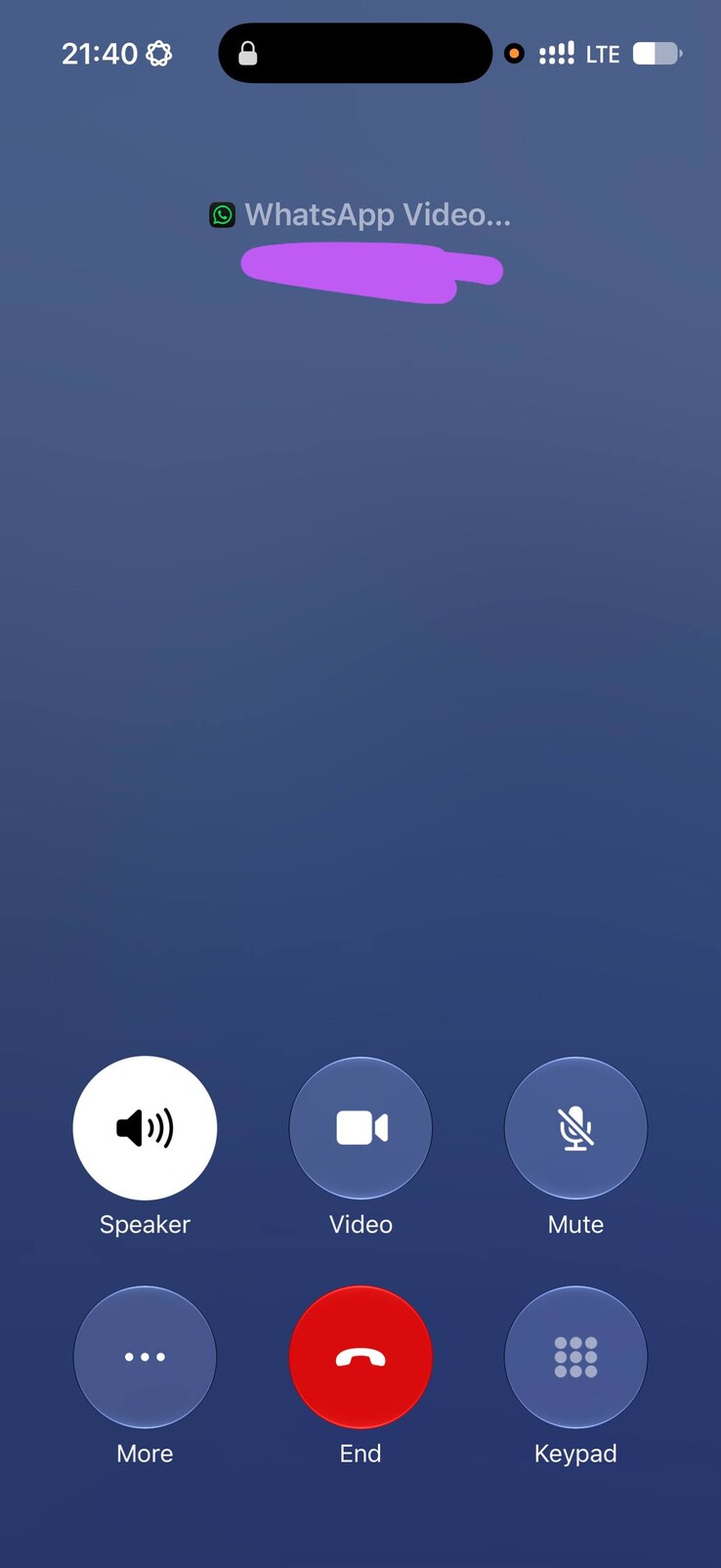 Interfejs połączeń WhatsApp na telefonach iPhone wykorzystuje natywny ekran sieci komórkowej firmy Apple