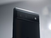 Tył czarnego telefonu Google Pixel z paskiem aparatów charakterystycznym dla serii Pixel 6