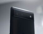 Tył czarnego telefonu Google Pixel z paskiem aparatów charakterystycznym dla serii Pixel 6