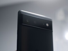 Tył czarnego telefonu Google Pixel z paskiem aparatów charakterystycznym dla serii Pixel 6