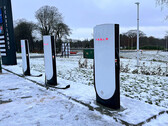 Cięższe kable V4 Supercharger mogą spaść na ziemię (zdjęcie: Teslaway/X)