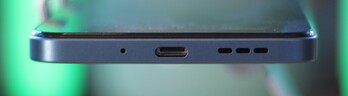 Dół: mikrofon, port USB-C, głośnik