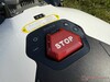 Jednostka sterująca na górze kosiarki automatycznej.