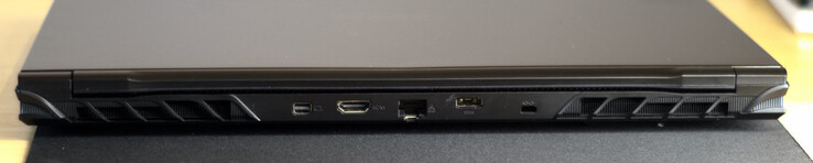 mini DisplayPort, HDMI 2.1, RJ45 (2,5 GBit LAN), zasilacz, gniazdo blokady Kensington