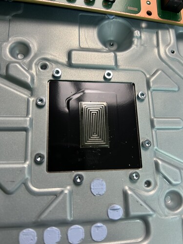 Nowa aplikacja ciekłego metalu na PlayStation 5 Slim (źródło obrazu: @Modyfikator89 na X)