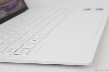 Dostępne w kolorach Glacier Silver lub Ceramic White