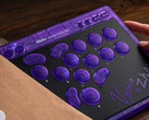 firma 8BitDo nawiązała współpracę z graczami Vxbao i Zhen Esports w celu stworzenia kontrolera Arcade Controller Transparent Purple Signature Edition. (Źródło obrazu: 8BitDo)