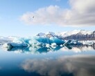 Zdjęcie jeziora lodowcowego Jökulsárlón (źródło zdjęcia: Jeremy Bishop via Unsplash; przycięte)