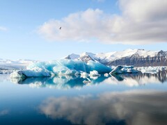 Zdjęcie jeziora lodowcowego Jökulsárlón (źródło zdjęcia: Jeremy Bishop via Unsplash; przycięte)