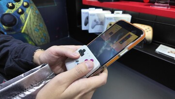 Niezapowiedziany kontroler GameSir mini na wystawie Tokyo Game Show. (Źródło obrazu: @yoshivesmovie na X)