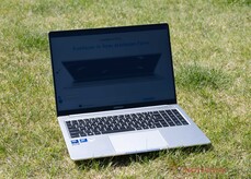 GeekBook M16 w użytkowaniu na świeżym powietrzu w promieniach słońca