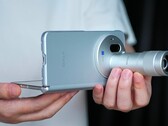 Model Vivo X Fold 6, przedstawiony na zdjęciu wraz z telekonwerterem Zeiss, będzie dostępny w czterech wersjach kolorystycznych. W nowym filmie promocyjnym przeszedł on testy wytrzymałościowe.