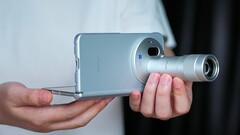 Model Vivo X Fold 6, przedstawiony na zdjęciu wraz z telekonwerterem Zeiss, będzie dostępny w czterech wersjach kolorystycznych. W nowym filmie promocyjnym przeszedł on testy wytrzymałościowe.