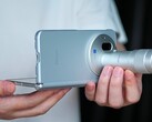 Model Vivo X Fold 6, przedstawiony na zdjęciu wraz z telekonwerterem Zeiss, będzie dostępny w czterech wersjach kolorystycznych. W nowym filmie promocyjnym przeszedł on testy wytrzymałościowe.