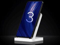 Poco F7 Ultra staje się pierwszym telefonem marki Poco, który otrzymał aktualizację HyperOS 3. Na zdjęciu: telefon na bezprzewodowej ładowarce. (Źródło zdjęcia: Xiaomi - edytowane)