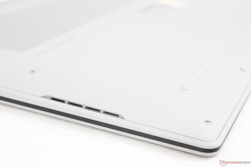 Zaokrąglone krawędzie i narożniki z skierowanymi w dół maskownicami głośników