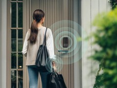 Aqara Smart Lock U400 pokazany poza domem (źródło zdjęcia: Aqara PR)
