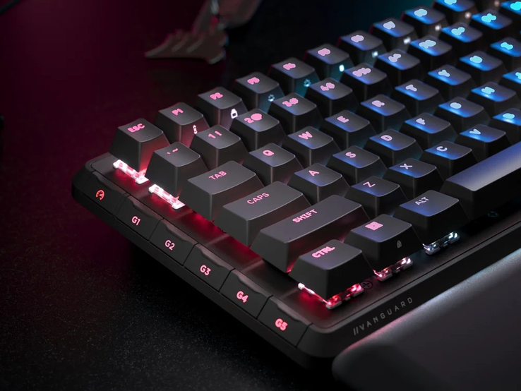 Niskoprofilowe klawisze G (na zdjęciu). Domyślnie klawisz trybu gry pozwala graczom zablokować się, przełączając profil oświetlenia RGB. (Źródło zdjęcia: Corsair)