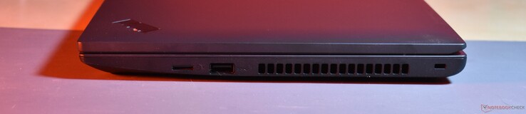 po prawej: microSD, USB A 3.2 Gen 1, gniazdo Kensington Lock
