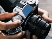 Następca przedstawionego na zdjęciu aparatu Fujifilm X-T5 ma podobno opóźnienie w premierze.