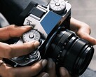 Następca przedstawionego na zdjęciu aparatu Fujifilm X-T5 ma podobno opóźnienie w premierze.