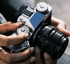 Następca przedstawionego na zdjęciu aparatu Fujifilm X-T5 ma podobno opóźnienie w premierze.