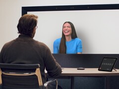 Użytkownik testuje połączenia wideo 3D Google Beam na I/O 2025 (źródło zdjęcia: Google)