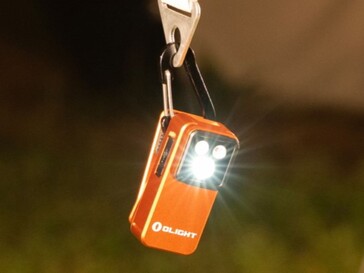 Latarkę Olight Oclip 2 można zawiesić za otwór przeznaczony na klips.