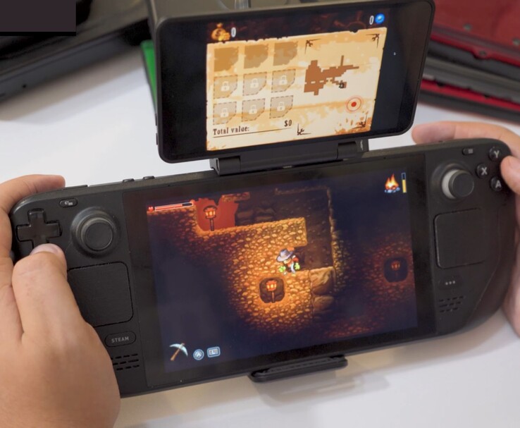 Steam Deck w połączeniu z dwuekranowym wyświetlaczem Retroid pokazującym rozgrywkę SteamWorld Dig na głównym ekranie i mapę w grze na dodatkowym wyświetlaczu. (Źródło obrazu: GameXData via YouTube)