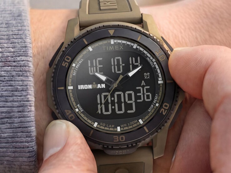 Zegarek Timex Ironman Adrenaline w kolorze piaskowym, typu analogowo-cyfrowego, pokazany na nadgarstku, z widoczną czarną ramką i wyświetlaczem cyfrowym.