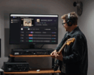 Gitarzysta gra przed monitorem wyświetlającym aplikację StemKit