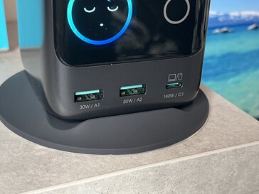 2x USB Typ-A (30 W każdy) + Typ-C (140 W)