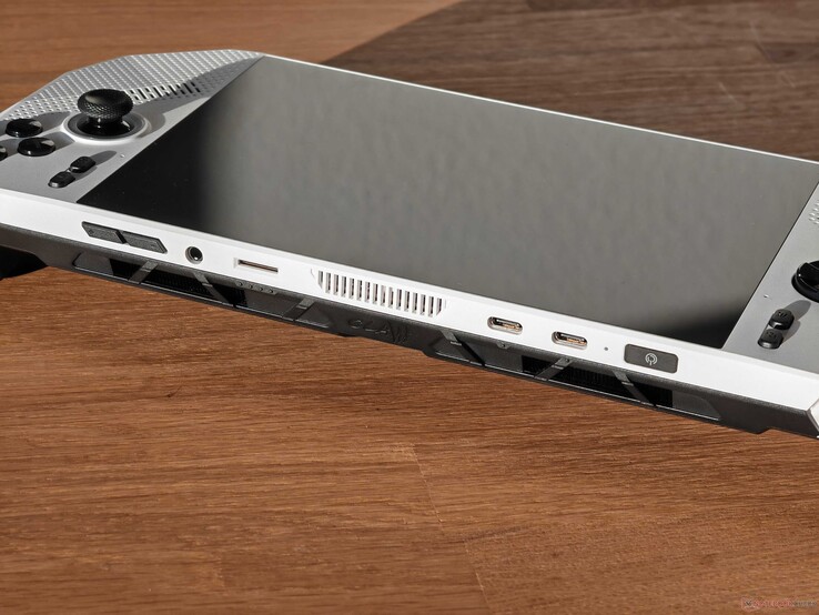 Porty: Przyciski głośności, audio 3,5 mm, czytnik kart microSD, 2x USB-C 4.0 z Thunderbolt 4 (40 Gbit/s, tryb DisplayPort ALT, Power Delivery 3.0), przycisk zasilania ze skanerem linii papilarnych