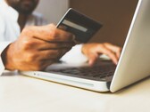 Microsoft ma nadzieję ułatwić zakupy online dzięki przewodnikowi zakupowemu Bing opartemu na sztucznej inteligencji. (Zdjęcie wykonane przez rupixen.com na Unsplash)