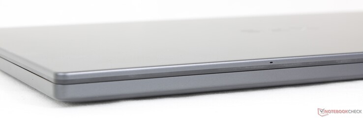 Przód: Brak portów