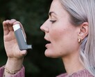 Osoba trzymająca inhalator (źródło zdjęcia: CNordic Nordic via Unsplash; przycięte)