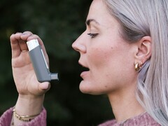 Osoba trzymająca inhalator (źródło zdjęcia: CNordic Nordic via Unsplash; przycięte)