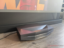 Aetherion Max wymaga zaledwie kilku centymetrów odległości od obudowy ekranu o przekątnej 100 cali.