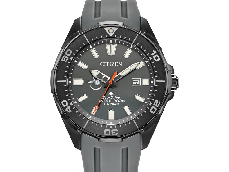 Zegarek Citizen Promaster Seahawk x Sikorsky BN0207-06H z szarą tarczą, czarną ramką nurkową, pomarańczową wskazówką sekundową oraz szarym paskiem z poliuretanu.