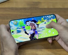 Wydajność w grach nie jest zbyt imponująca we wczesnych testach. Na zdjęciu: Pixel 10 XL z uruchomioną grą Genshin Impact. (Źródło obrazu: TechDroid)