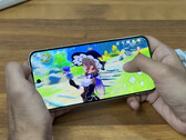 Wydajność w grach nie jest zbyt imponująca we wczesnych testach. Na zdjęciu: Pixel 10 XL z uruchomioną grą Genshin Impact. (Źródło obrazu: TechDroid)