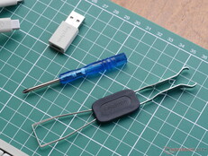 Keychron C1 Pro 8K zawiera narzędzia do demontażu i adapter USB typu C do A. 